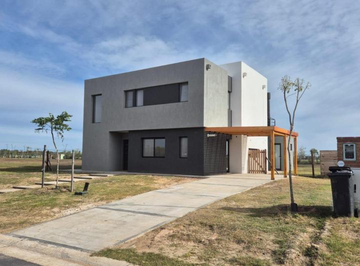 Casa · 164m² · 5 Ambientes · 2 Cocheras
