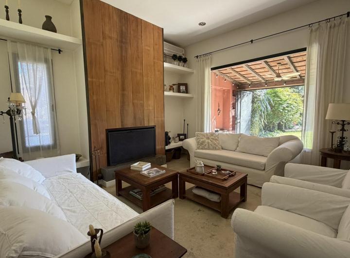 Casa · 180m² · 5 Ambientes · 1 Cochera
