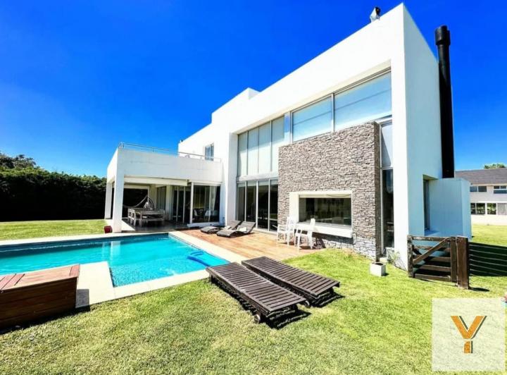 Casa · 180m² · 4 Ambientes
