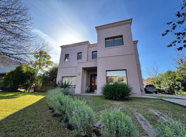 Casa · 215m² · 6 Ambientes · 3 Cocheras