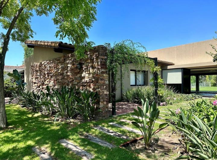 Casa · 220m² · 4 Ambientes · 1 Cochera
