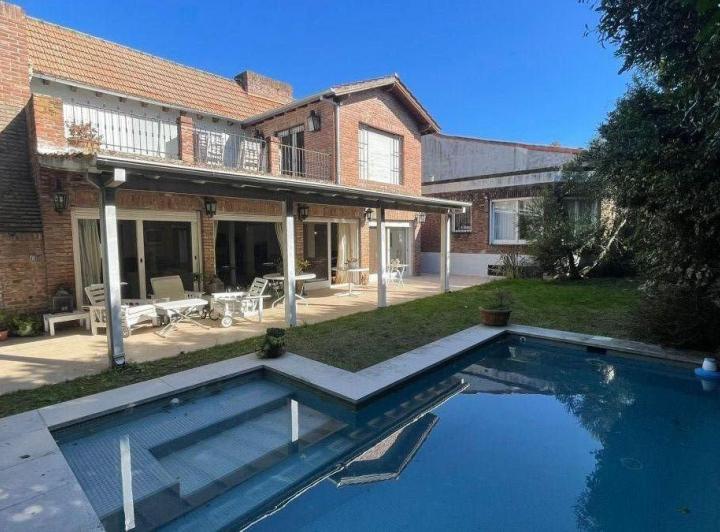 Casa · 384m² · 6 Ambientes · 2 Cocheras
