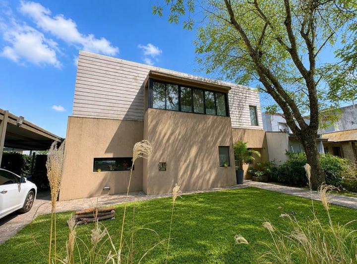 Casa · 244m² · 5 Ambientes · 2 Cocheras