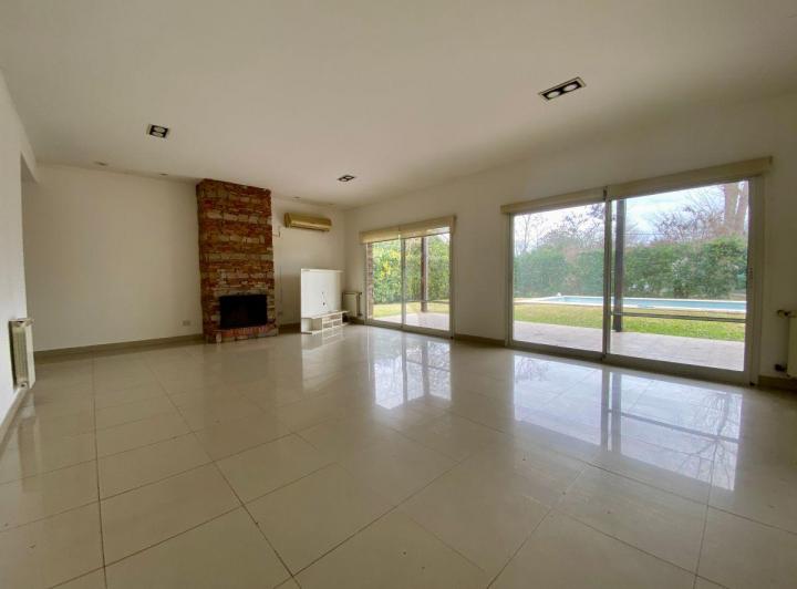 Casa · 158m² · 4 Ambientes · 8 Cocheras