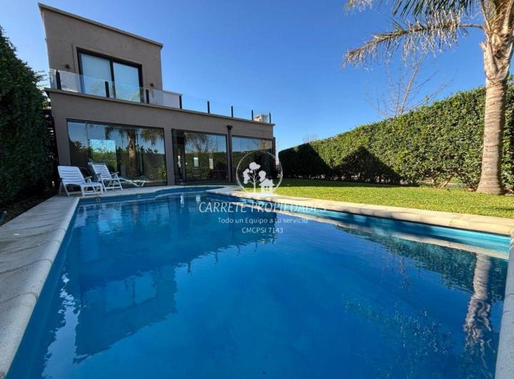 Casa · 230m² · 5 Ambientes · 2 Cocheras
