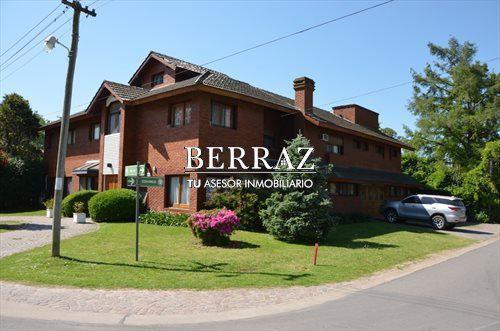 Casa · 300m² · 4 Ambientes · 2 Cocheras