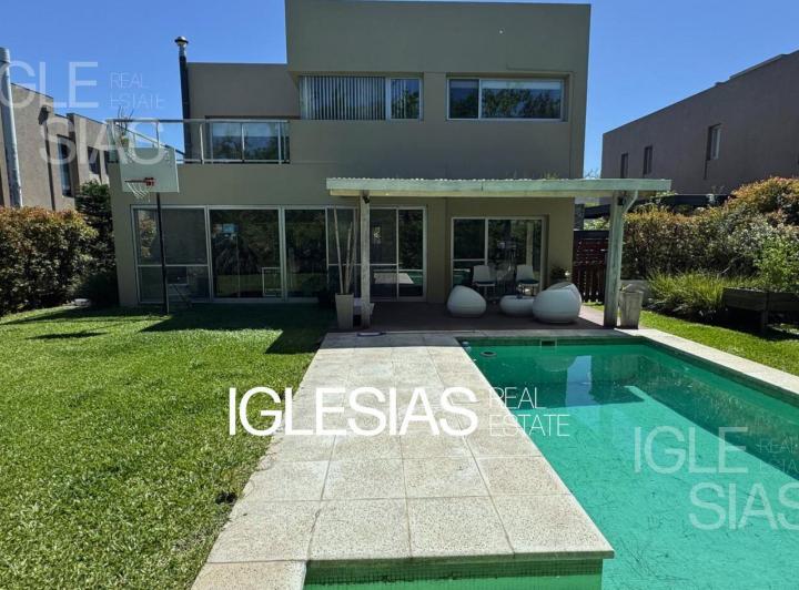 Casa · 216m² · 5 Ambientes · 1 Cochera