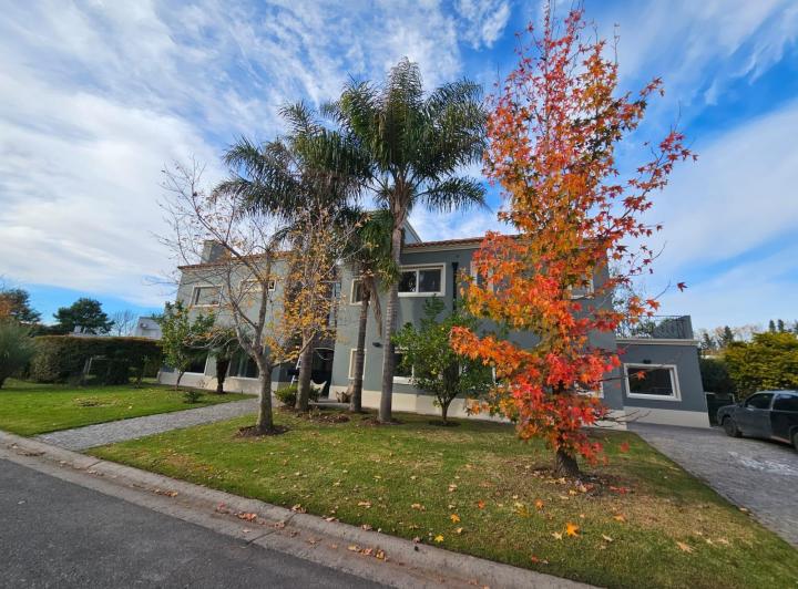 Casa · 225m² · 6 Ambientes · 4 Cocheras