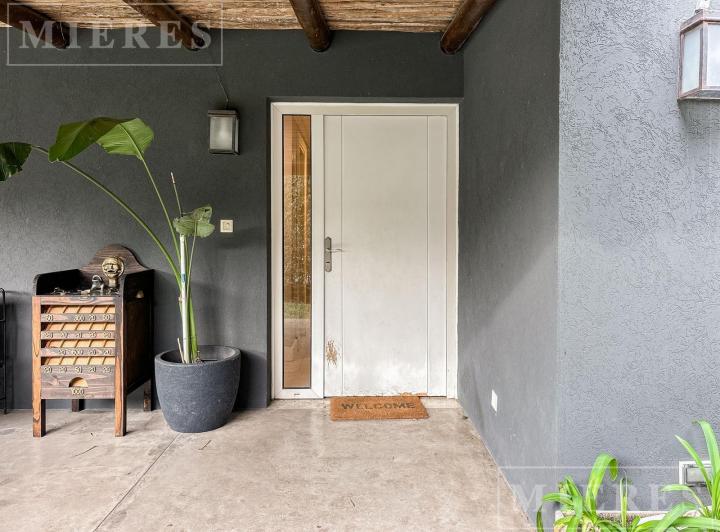 Casa · 180m² · 5 Ambientes · 2 Cocheras