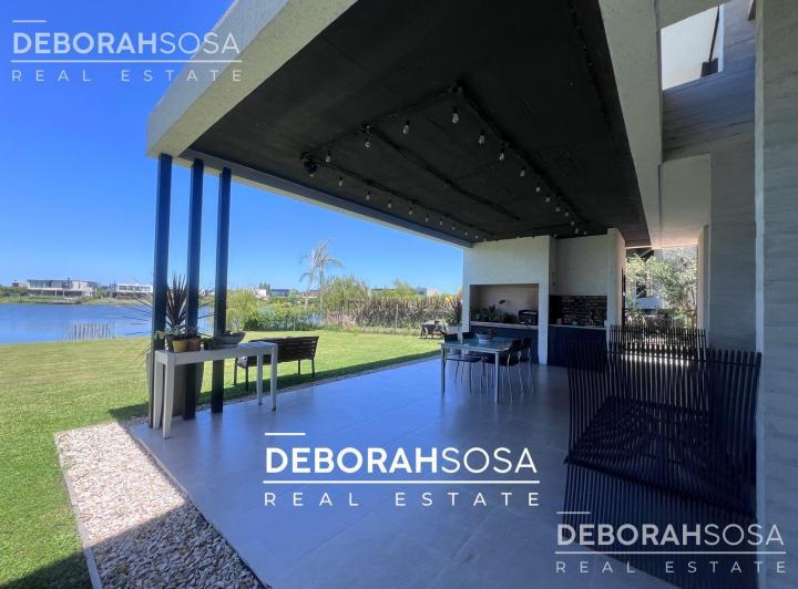 Casa · 244m² · 5 Ambientes · 2 Cocheras