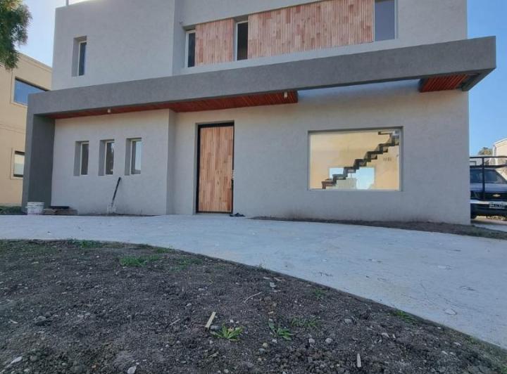 Casa · 140m² · 4 Ambientes · 1 Cochera