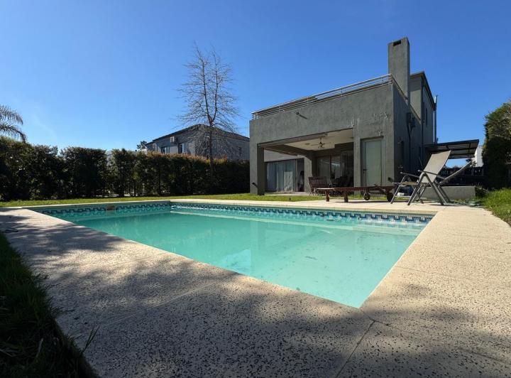 Casa · 590m² · 4 Ambientes · 2 Cocheras