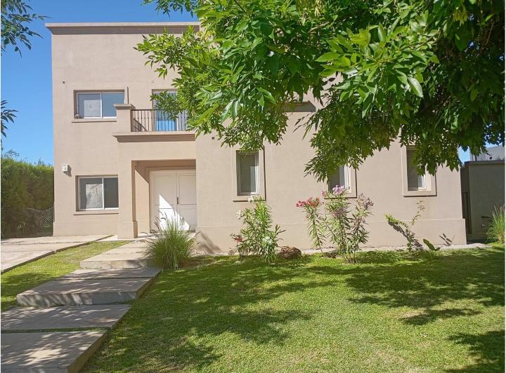 Casa · 200m² · 5 Ambientes · 2 Cocheras
