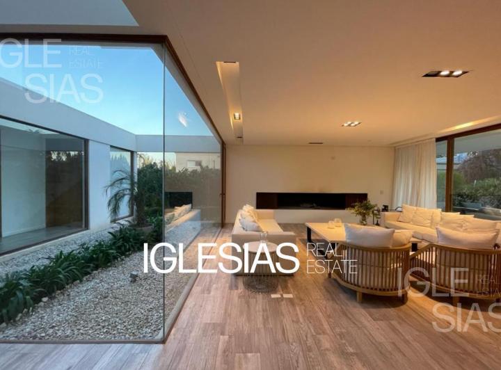 Casa · 350m² · 5 Ambientes · 2 Cocheras