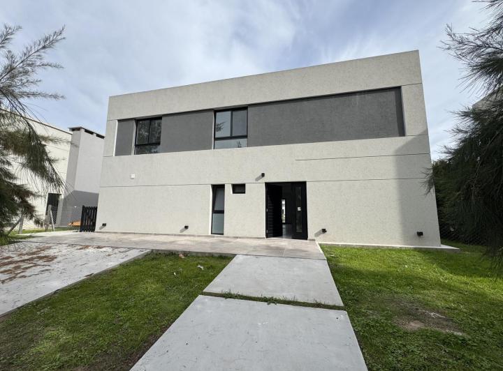 Casa · 256m² · 5 Ambientes · 2 Cocheras