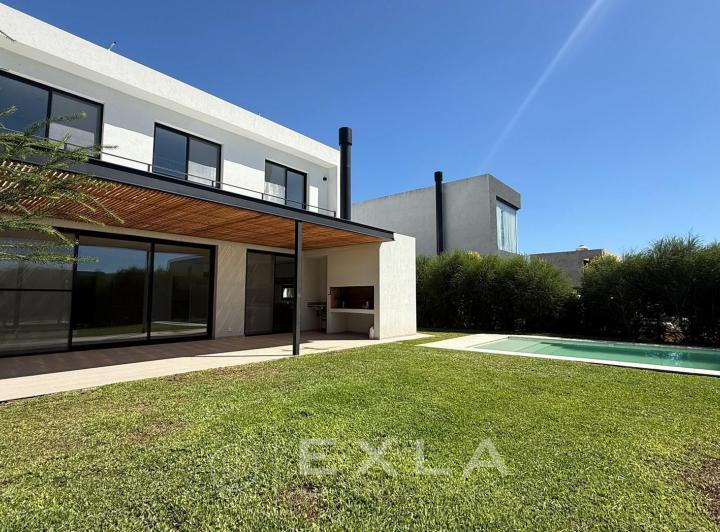 Casa · 209m² · 4 Ambientes · 1 Cochera