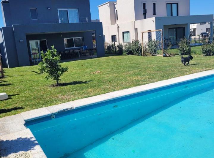 Casa · 205m² · 4 Ambientes · 3 Cocheras