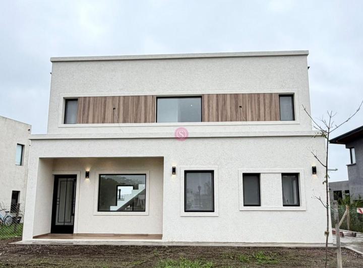 Casa · 135m² · 5 Ambientes · 2 Cocheras