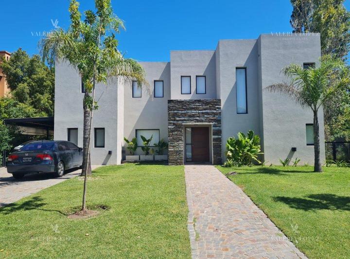 Casa · 240m² · 5 Ambientes · 6 Cocheras