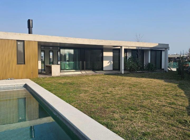 Casa · 849m² · 5 Ambientes · 1 Cochera