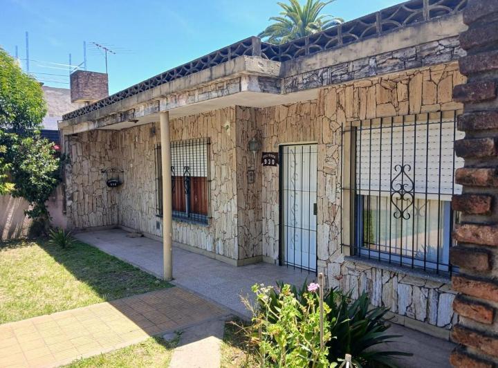 Casa · 140m² · 4 Ambientes · 3 Cocheras