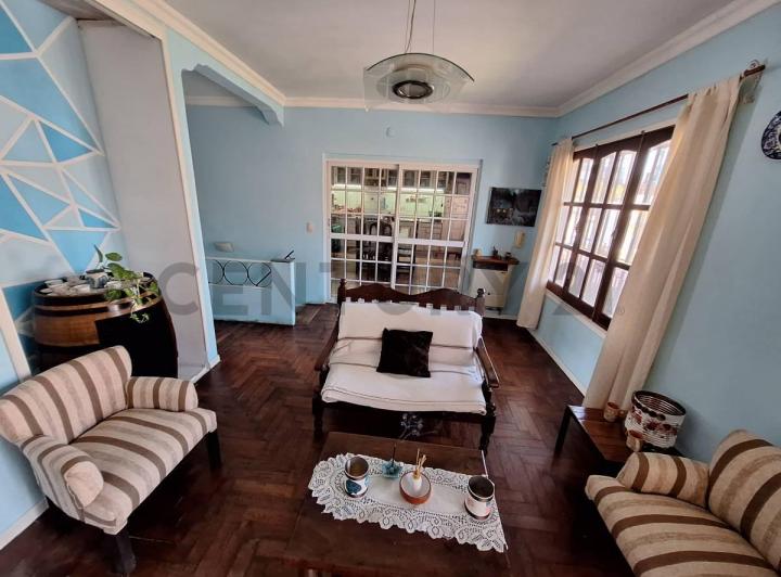 Casa · 200m² · 4 Ambientes · 2 Cocheras