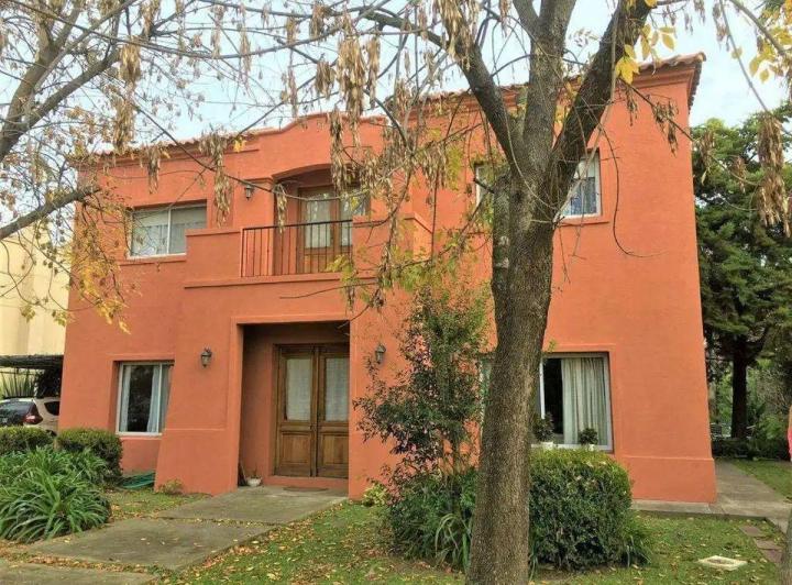 Casa · 260m² · 6 Ambientes · 1 Cochera