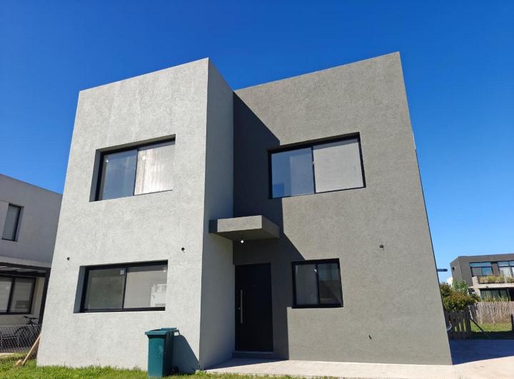 Casa · 176m² · 4 Ambientes · 2 Cocheras