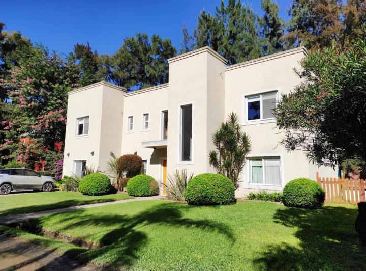 Casa · 220m² · 4 Ambientes · 6 Cocheras