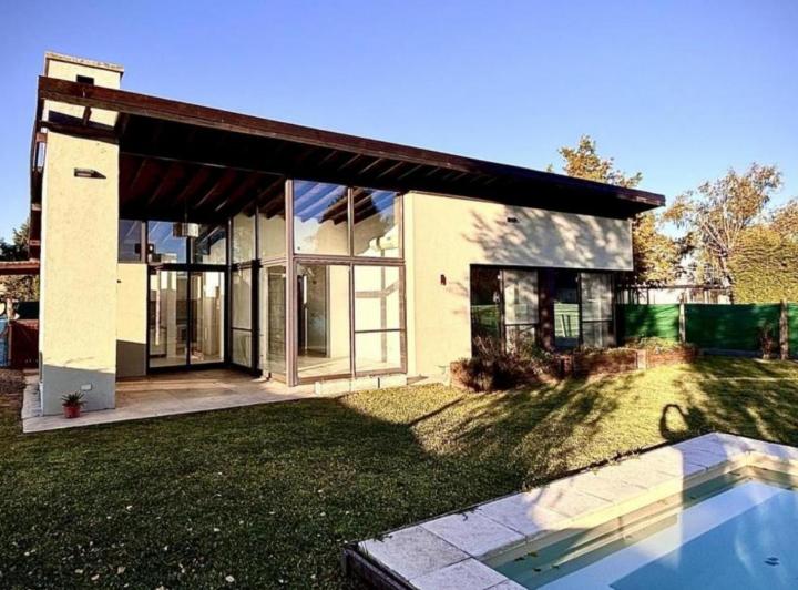 Casa · 120m² · 4 Ambientes · 3 Cocheras
