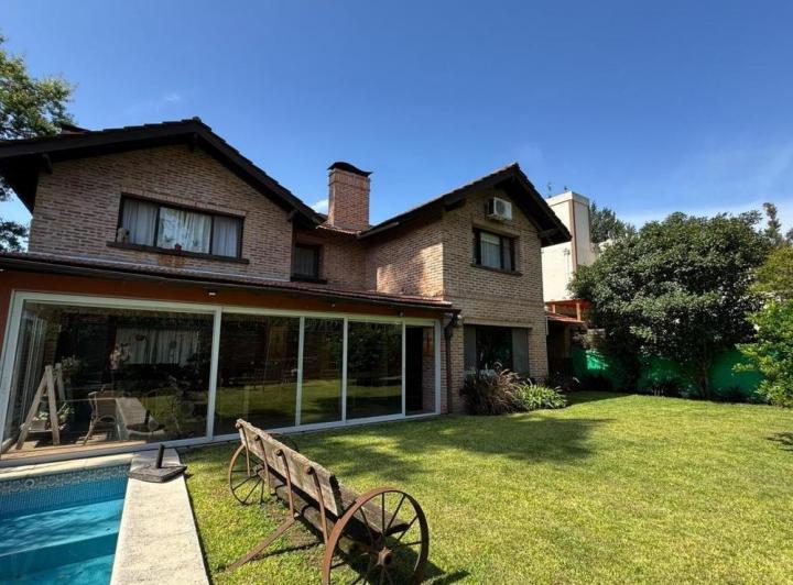 Casa · 258m² · 4 Ambientes · 1 Cochera