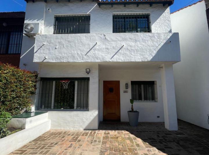 Casa · 210m² · 4 Ambientes · 2 Cocheras
