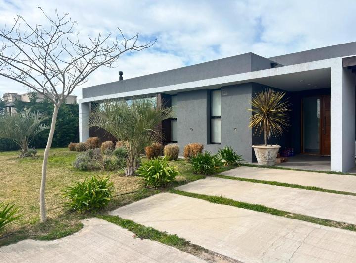 Casa · 144m² · 4 Ambientes · 2 Cocheras