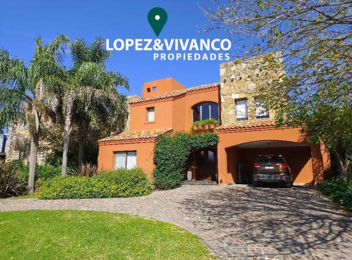 Casa · 216m² · 5 Ambientes · 2 Cocheras