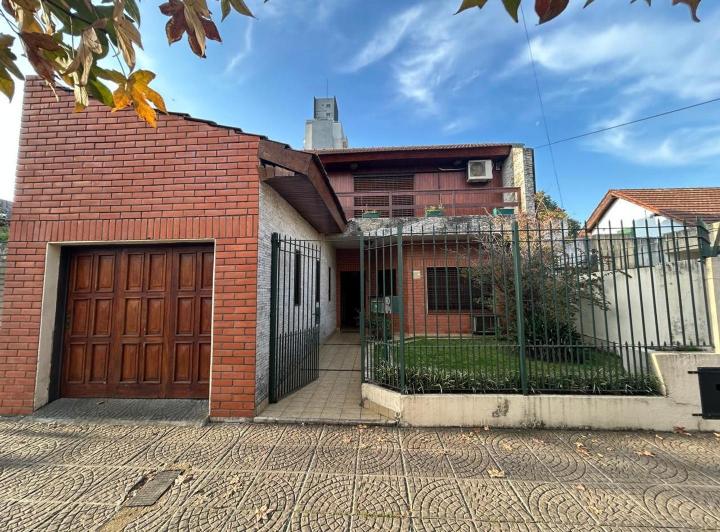 Casa · 240m² · 4 Ambientes · 2 Cocheras