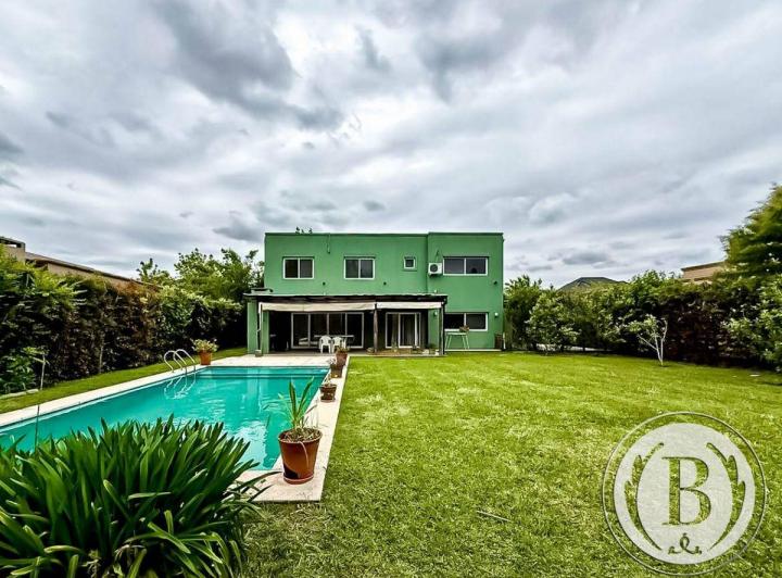 Casa · 235m² · 4 Ambientes · 2 Cocheras