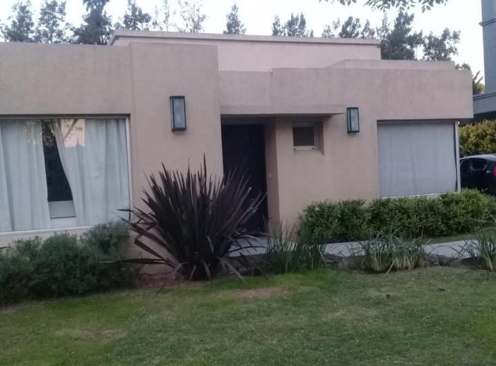 Casa · 850m² · 4 Ambientes · 2 Cocheras