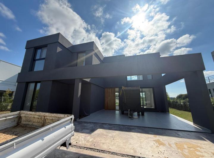 Casa · 800m² · 5 Ambientes · 6 Cocheras