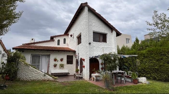 Casa · 422m² · 3 Ambientes · 1 Cochera