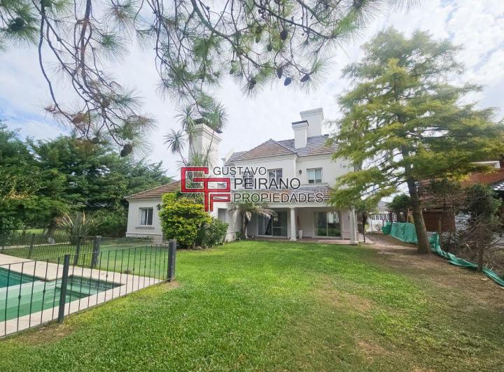 Casa · 350m² · 8 Ambientes · 4 Cocheras