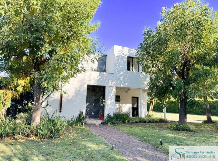 Casa · 120m² · 3 Ambientes · 2 Cocheras