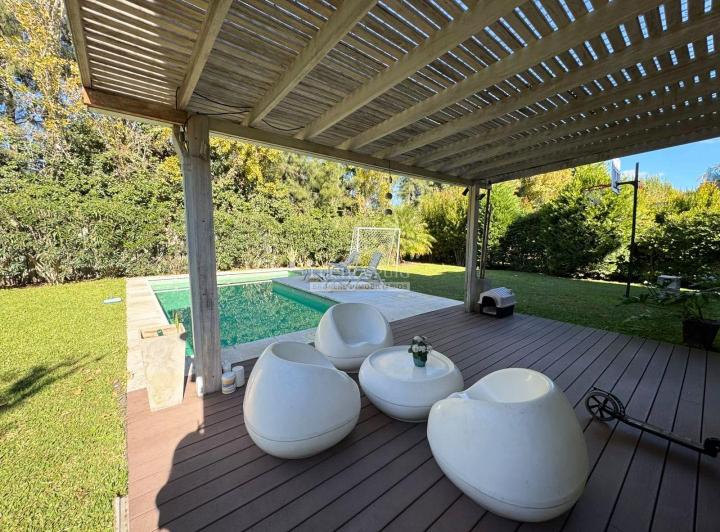 Casa · 216m² · 4 Ambientes · 1 Cochera