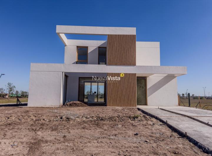 Casa · 163m² · 5 Ambientes · 4 Cocheras