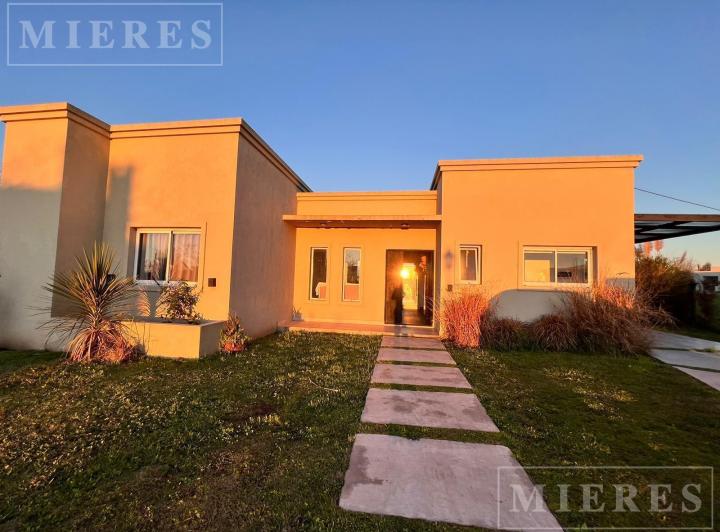 Casa · 115m² · 4 Ambientes · 3 Cocheras