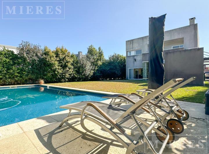 Casa · 200m² · 6 Ambientes · 2 Cocheras