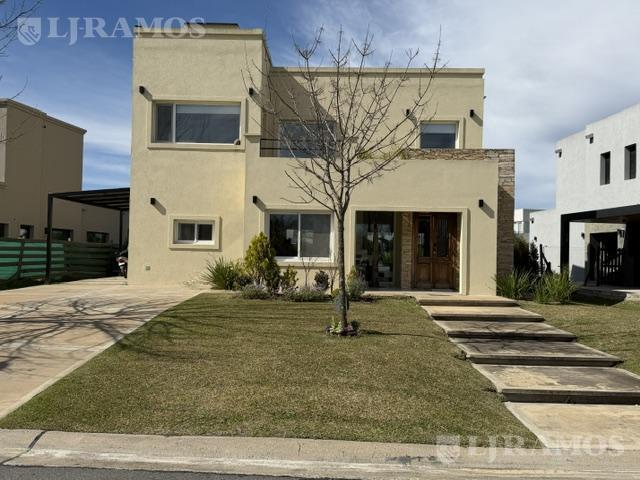 Casa · 198m² · 4 Ambientes · 2 Cocheras