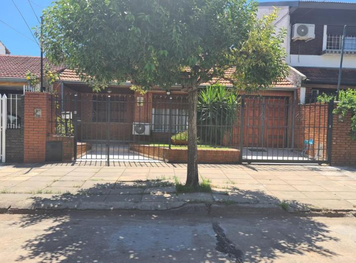 Casa · 104m² · 4 Ambientes · 1 Cochera