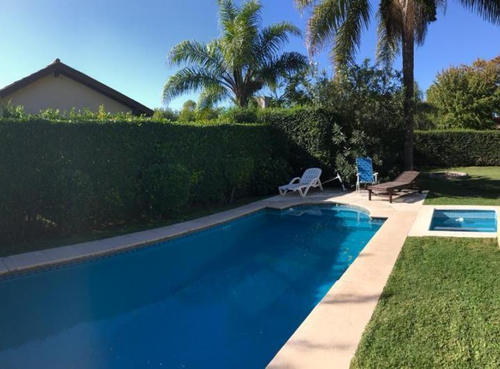 Casa · 144m² · 6 Ambientes · 4 Cocheras