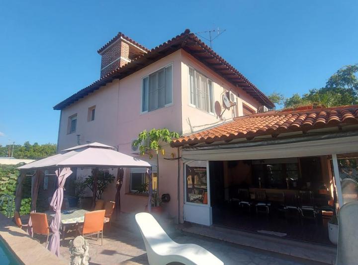 Casa · 350m² · 5 Ambientes · 2 Cocheras
