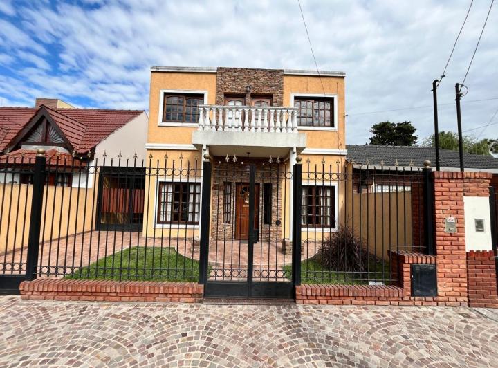 Casa · 250m² · 4 Ambientes · 1 Cochera